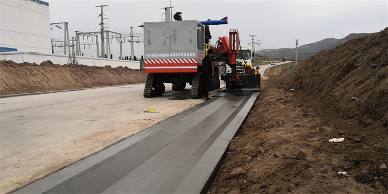 四履帶排水溝滑模機(jī)施工現(xiàn)場(chǎng)